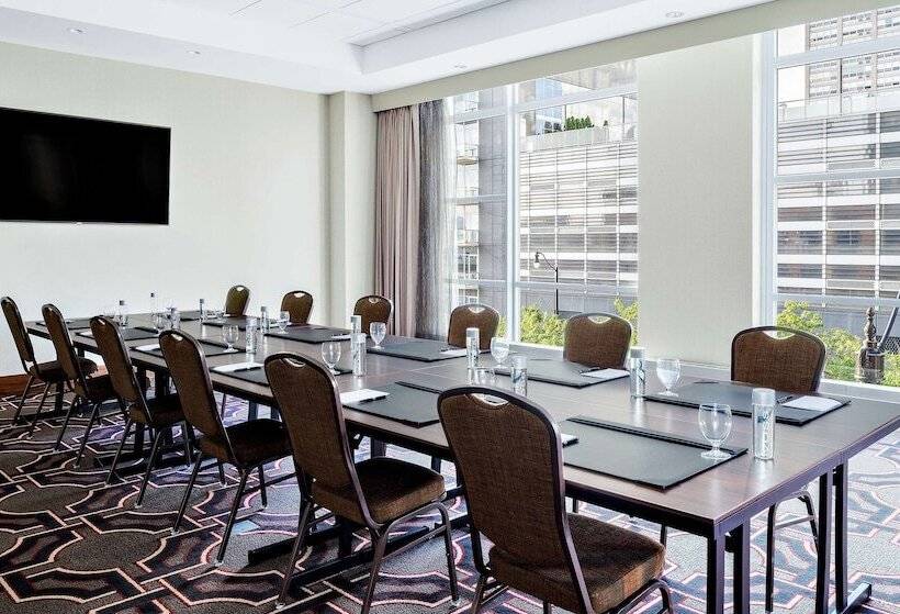 هتل Hilton Garden Inn Chicago Mccormick Place