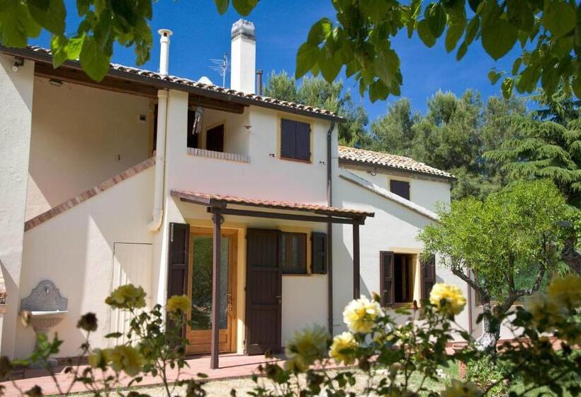 هتل Il Casale Di Montefreddo