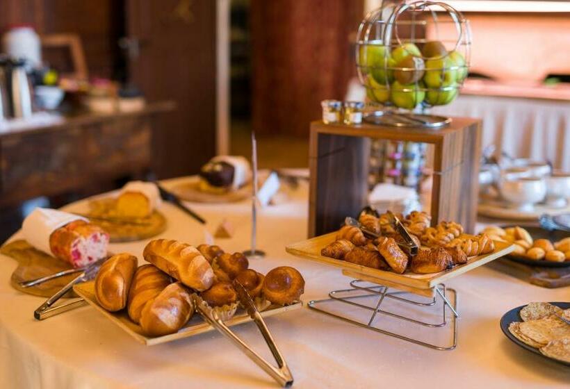 Отель Les Dependances De Chapeau Cornu