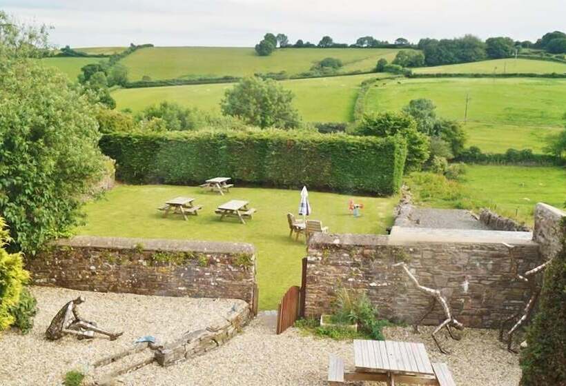 בית מלון כפרי The Poltimore Pods