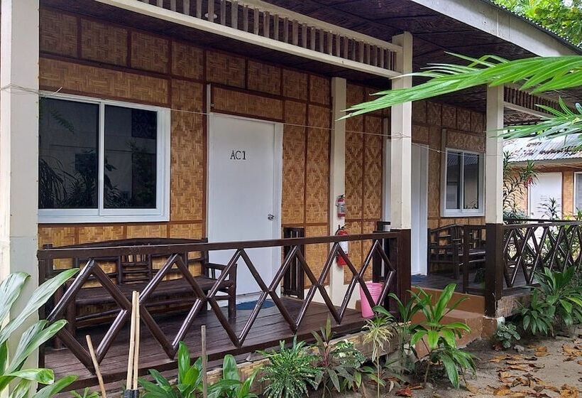 هتل The Sharks Tail Dive Resort