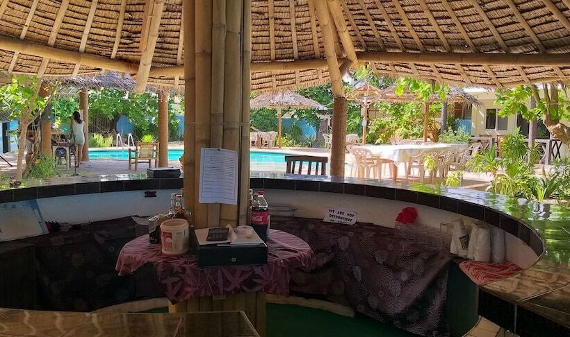 هتل The Sharks Tail Dive Resort