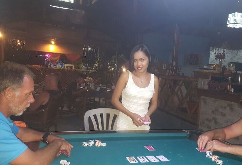 هتل The Sharks Tail Dive Resort