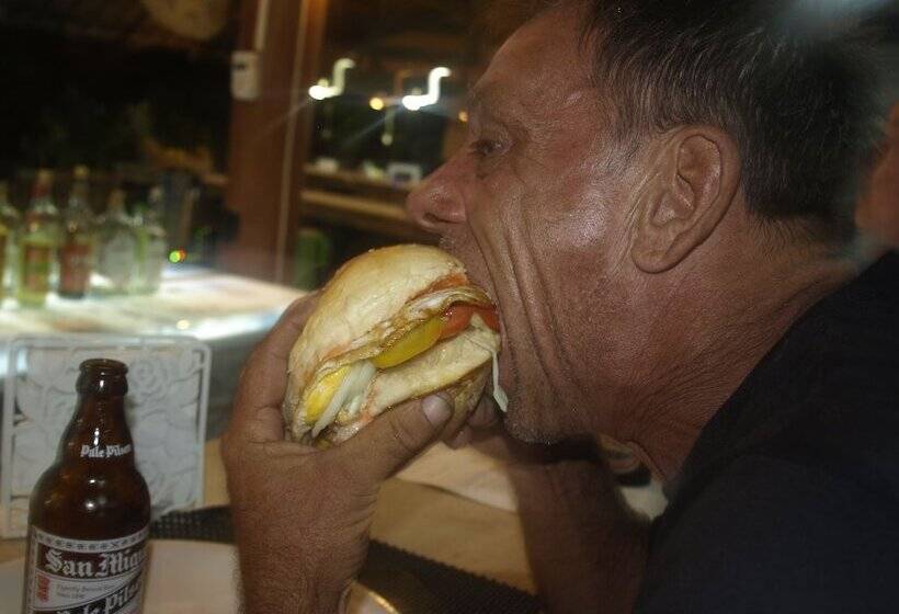 هتل The Sharks Tail Dive Resort