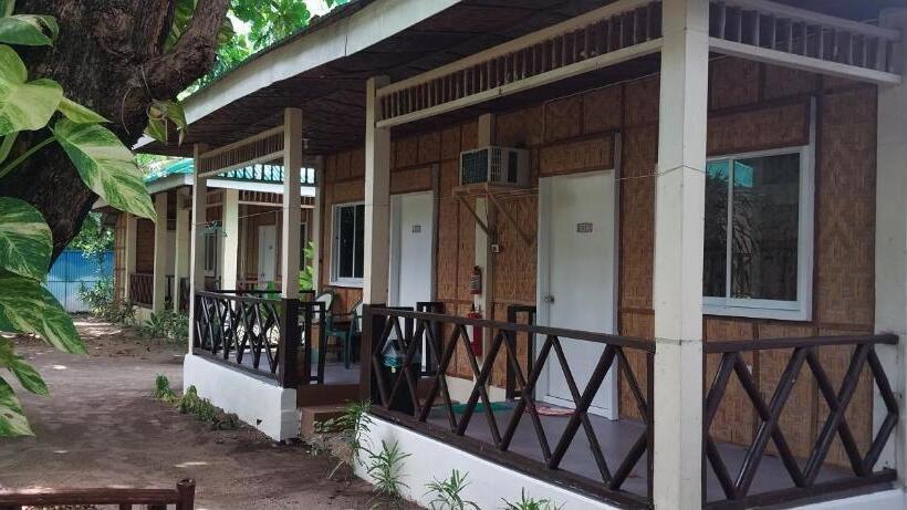 هتل The Sharks Tail Dive Resort