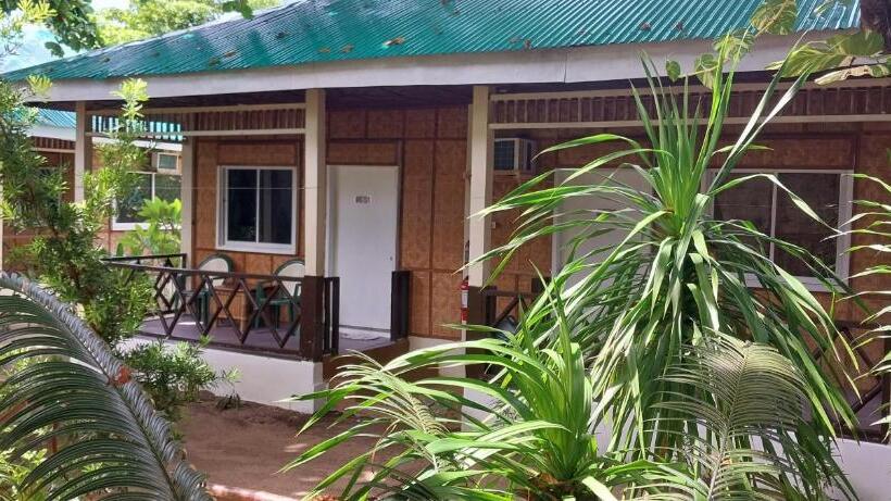 هتل The Sharks Tail Dive Resort