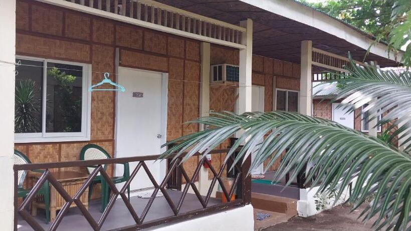 هتل The Sharks Tail Dive Resort