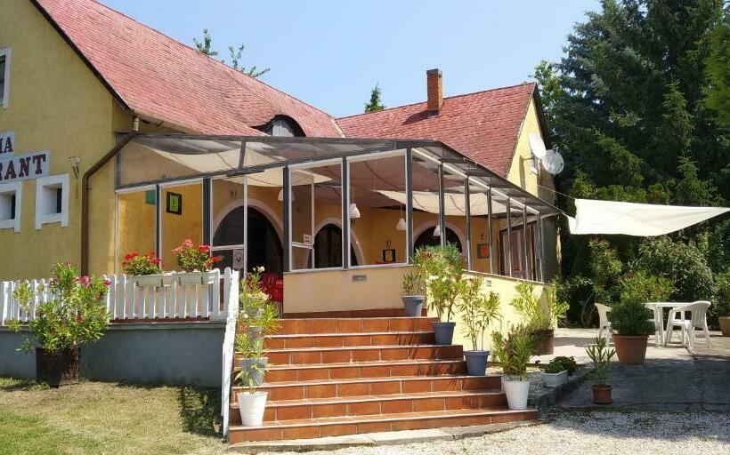 פנסיון Arcadia Guesthouse