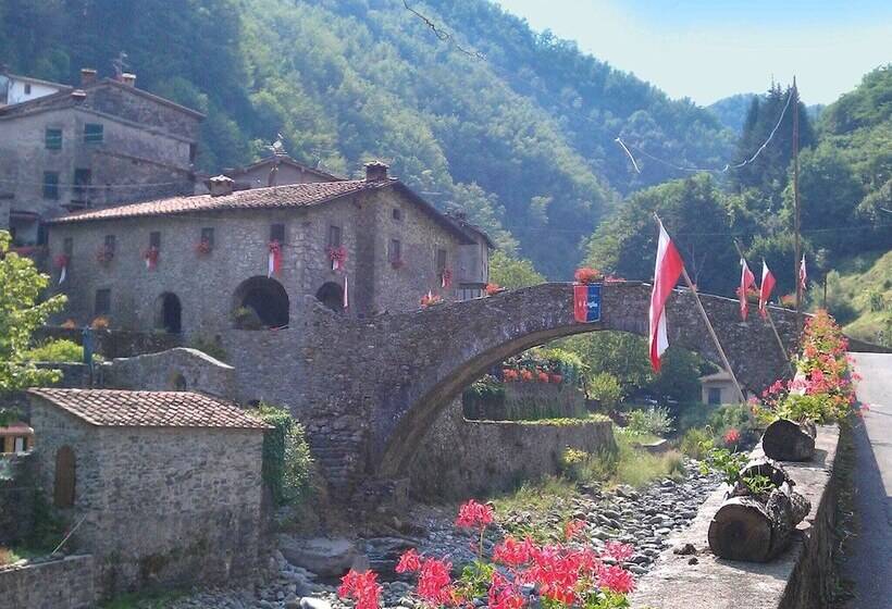 Vintage Cottage In Pescia With Hot Tub