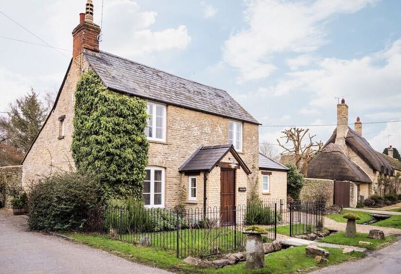 فندق فئة نجمة واحدة Old Swan