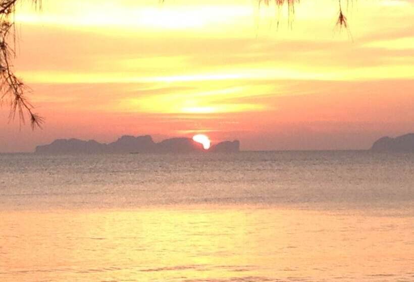 Отель Freeda Resort Koh Jum