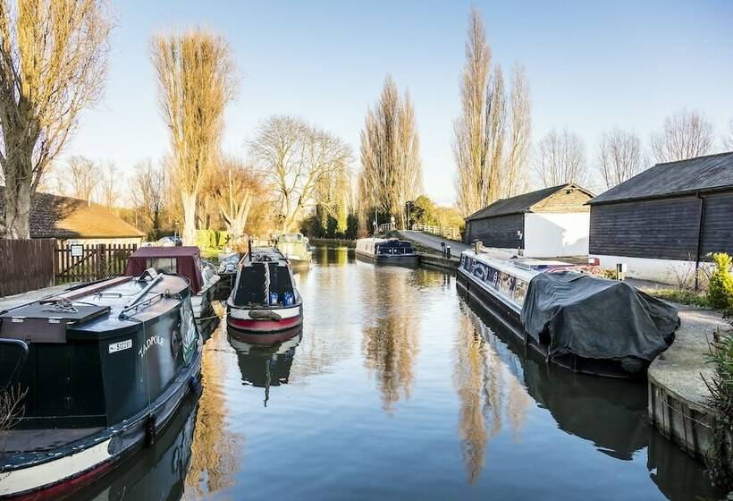 ホテル Roydon Marina Village