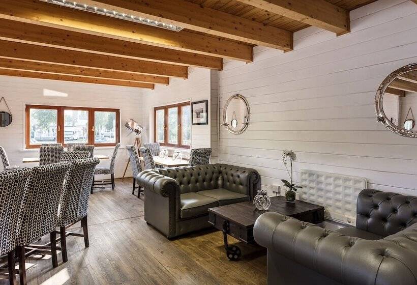 ホテル Roydon Marina Village