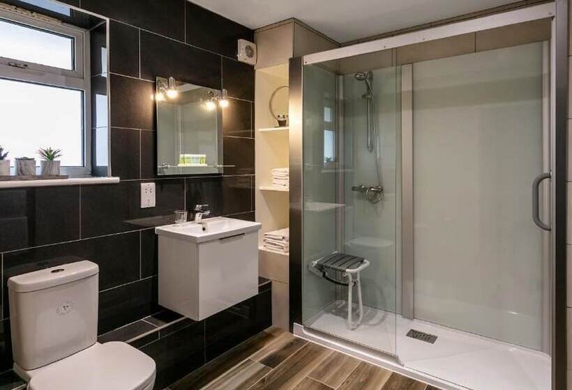 فندق Roydon Marina Village