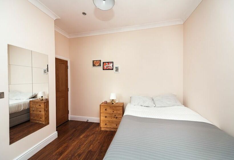 Пансион Private Ensuite Room Liverpool Street