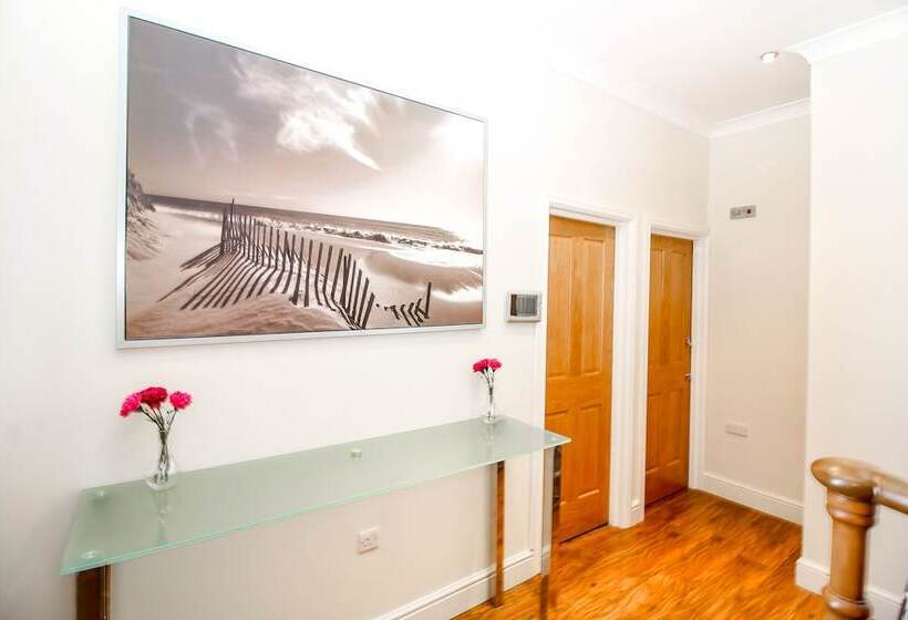 Пансион Private Ensuite Room Liverpool Street