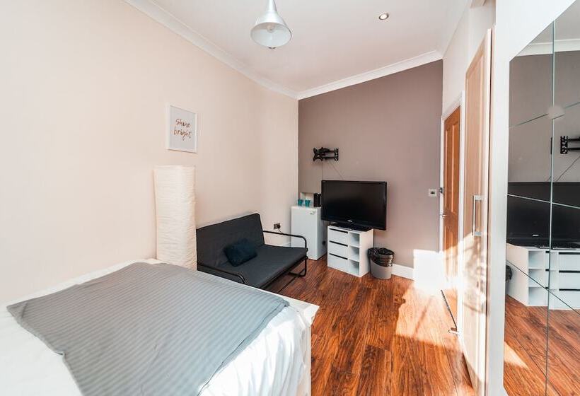 Пансион Private Ensuite Room Liverpool Street