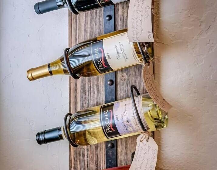 Redtail Suites ~ Entire Home ~ Sleeps 12 ~ Tesla Station