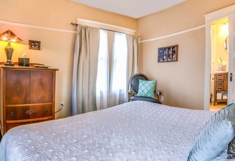 Redtail Suites ~ Entire Home ~ Sleeps 12 ~ Tesla Station