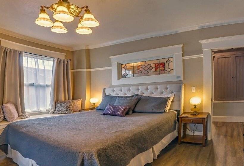 Redtail Suites ~ Entire Home ~ Sleeps 12 ~ Tesla Station