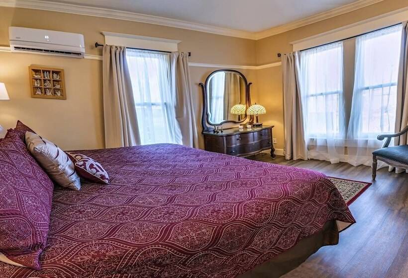 Redtail Suites ~ Entire Home ~ Sleeps 12 ~ Tesla Station