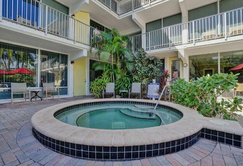 בית מלון כפרי The Worthington Resorts   Clothing Optional   Men Only   Solo Hombres