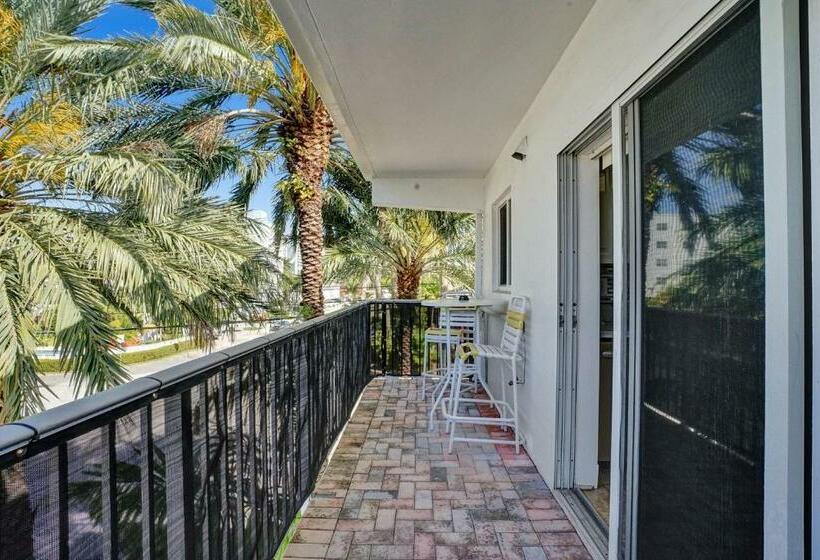 בית מלון כפרי The Worthington Resorts   Clothing Optional   Men Only   Solo Hombres