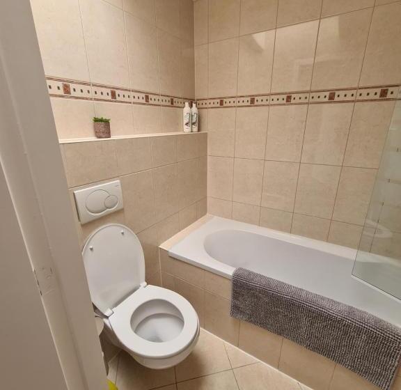 پانسیون Evy S Garden House