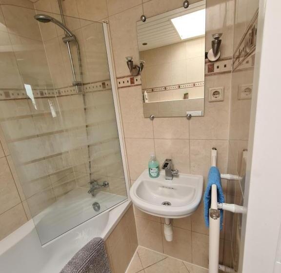 פנסיון Evy S Garden House