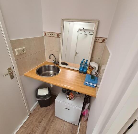 پانسیون Evy S Garden House