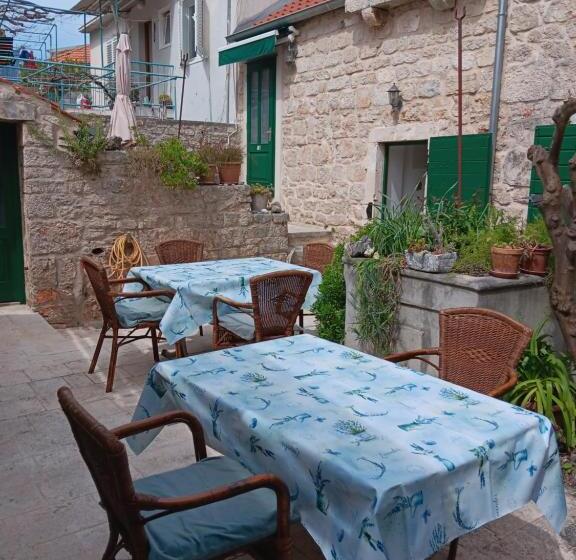 פנסיון Guest House Lucijo