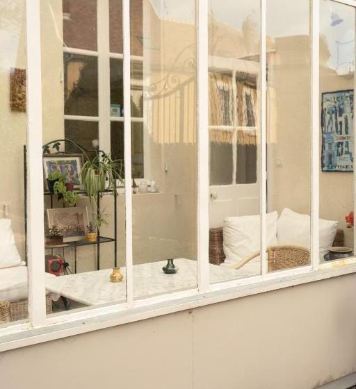 Пансион L Escapade Place Voltaire