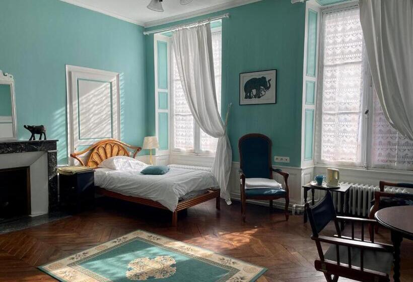 Пансион L Escapade Place Voltaire