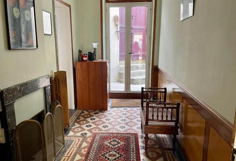 Пансион L Escapade Place Voltaire