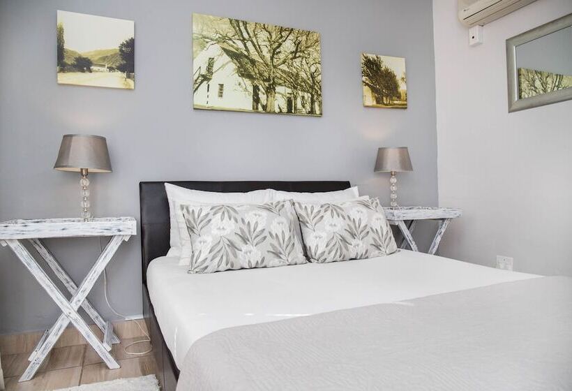 فندق Four Oaks Guesthouse