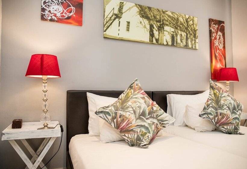 فندق Four Oaks Guesthouse