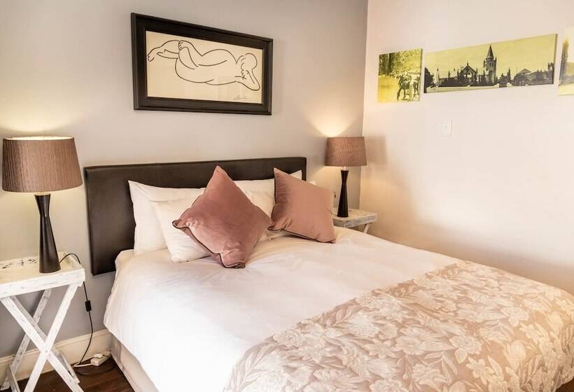 فندق Four Oaks Guesthouse