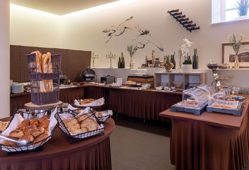 Отель Hôtel Valvignes Colmar Hautkoenigsbourg,the Originals Relais