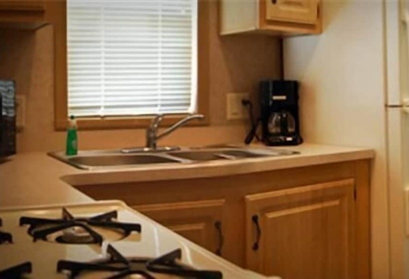 فندق Red Shoes Rv Park