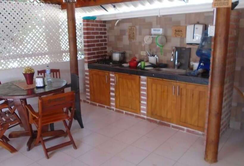 پانسیون Galyrod House