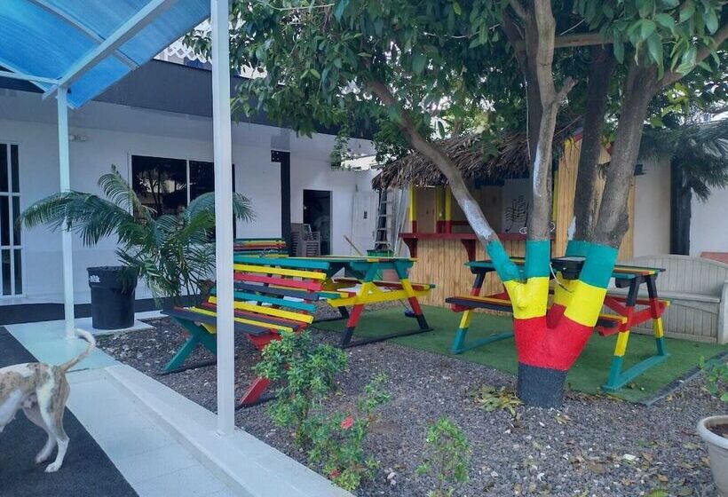 پانسیون Galyrod House