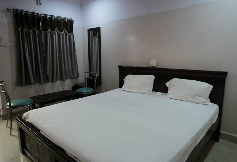 בית מלון כפרי Oyo 86229 S V Convention