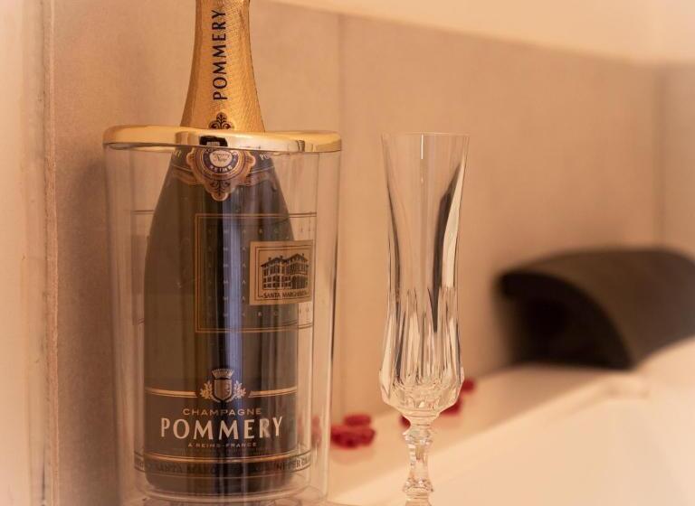 تختخواب و صبحانه Il Palazzo Luxury Home & Event