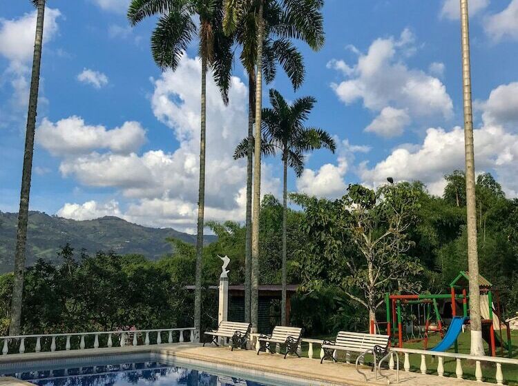 بنسيون Room In Lodge   Tree House Finca La Floresta Verde