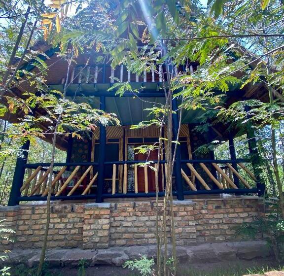 هتل Enshama Game Lodge And Campsite