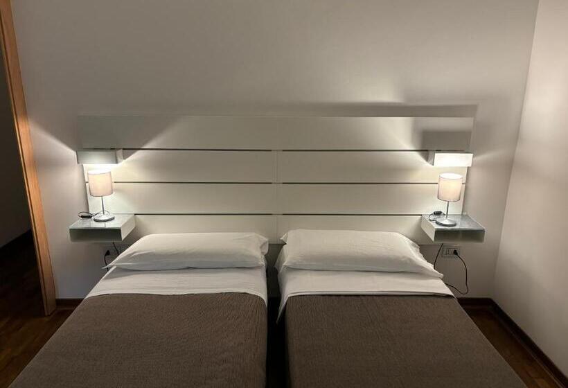 پانسیون Essential & Parking In Centro Città Con Parcheggio Privato E Wifi