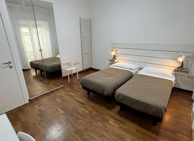 پانسیون Essential & Parking In Centro Città Con Parcheggio Privato E Wifi