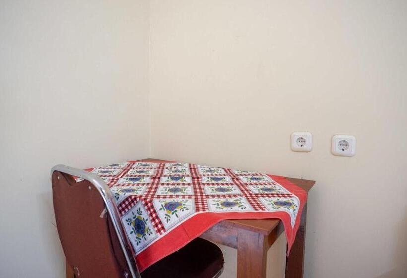 Отель Koolkost Syariah Near Living Plaza Purwokerto