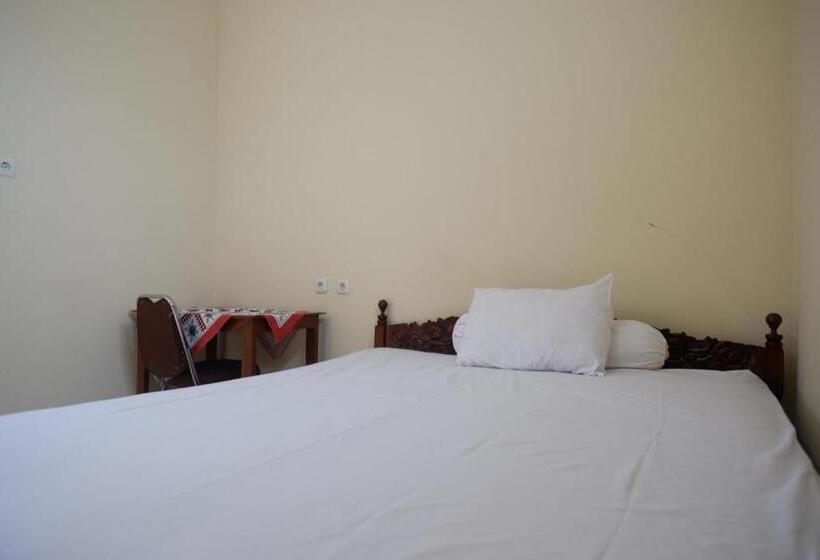 Отель Koolkost Syariah Near Living Plaza Purwokerto