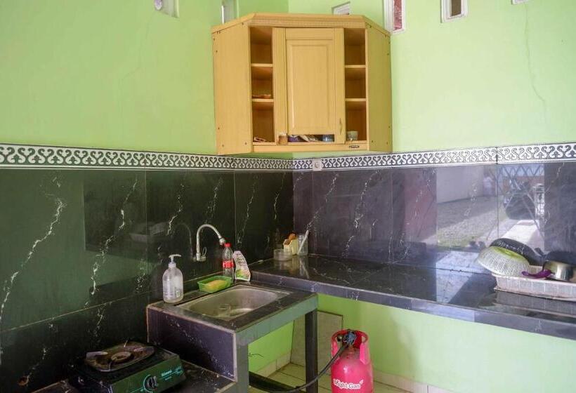 Отель Koolkost Syariah Near Living Plaza Purwokerto